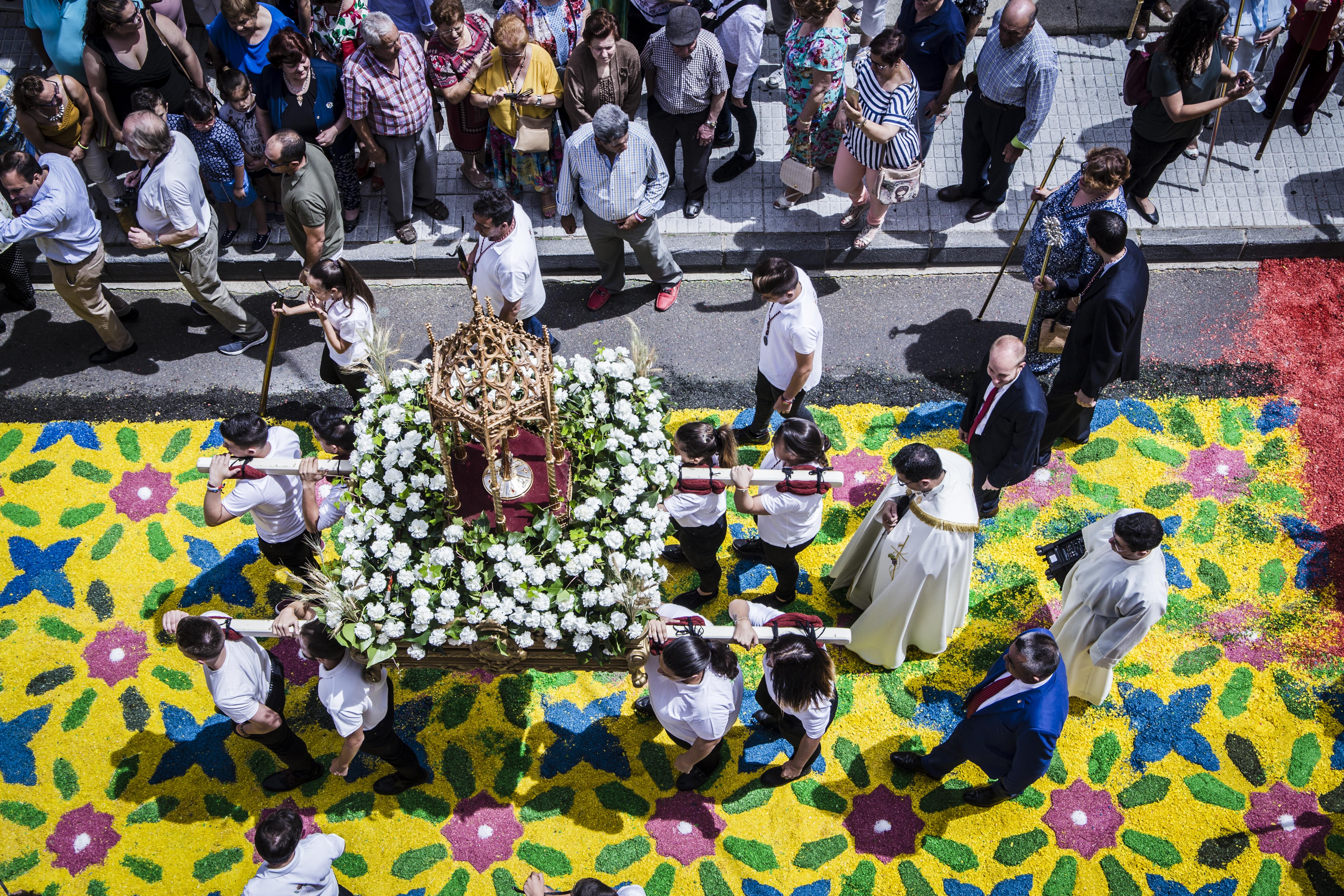 Miles de personas abarrotan San Vicente de Alcántara atraídas por el esplendor de su Corpus Christi