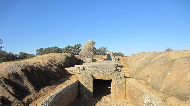 MANUEL GARCA CIENFUEGOS dolmen de Lcara megalitismo Mrida Extremadura turismo turismo rural