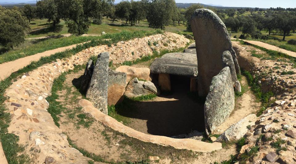 NARCISO FUENTES, dolmen de Lácara, megalitismo, Mérida, Extremadura, turismo, turismo rural